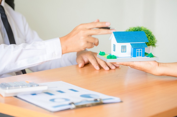The Pros and Cons of Hiring a Real Estate Agent